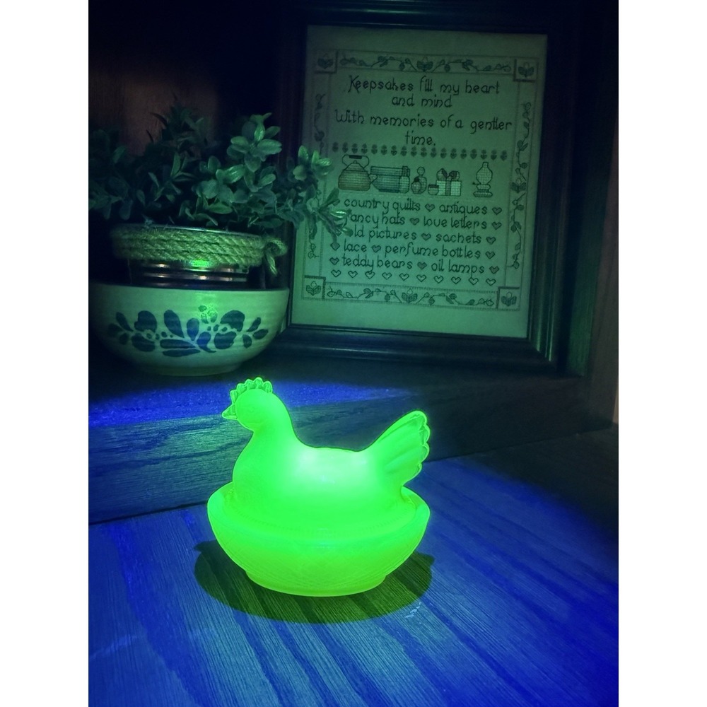 Boyd Art Glass Hen on Nest 3" GLOWS Uranium Lemon Ice Salt Cellar Minty Vintage